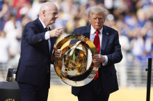 Steht im Oval Office: Klub-WM-Trophäe bleibt nach Chelsea-Sieg bei Donald Trump