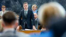 Ob zaključku redne seje pred poslanci vprašanja premierju in več zakonskih predlogov