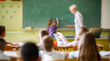 Lehrermangel: Alltag einer Lehrerin: Vormittags recht haben und nachmittags frei? Von wegen!