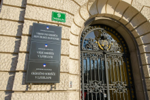 Napadalcema na ribniškega župana bodo zaradi povzročitve hude telesne poškodbe sodili v Ljubljani