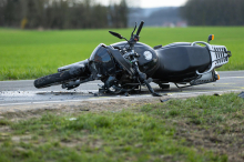 Nasse Fahrbahn: Zwei Schwerverletzte bei Motorradsturz