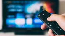 Agcom, italiani voltano le spalle a Tg. Meglio web e social: tv non è più primo mezzo d’informazione