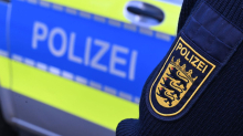 Alkohol: Mann prallt mit Auto gegen Mauer und setzt Fahrt fort