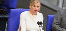Warum Bundestagspräsidentin Julia Klöckner jetzt auch gegen Anstecknadeln vorgeht