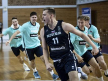 S trojko ob zvoku sirene mladi Slovenci v četrtfinale #video