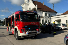 Kleinkind sperrt sich in Auto ein: Feuerwehr half mit einem Trick