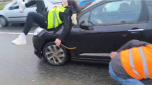 VIDEO Autom namjerno udarila studenticu i vozila je na haubi! Vučić kaže: 'Pomilovat ću je'