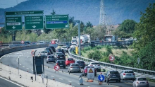 La “tassa” sul pieno in autostrada: la benzina costa il 17% in più tra royalty e scarsa concorrenza