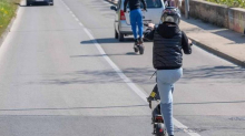 Dvoje djece kod Pule ozlijeđeno na e-romobilu u sudaru s autom. Roditelje čeka kazna