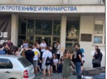 BLOKADERI NAPRAVILI SVINJAC OD FAKULTETA PA UDARILI NA TETKICE, KOJE NJIHOV HAOS TREBA DA ČISTE! Targetiraju poštene žene, baš kao što je predsednik Vučić rekao