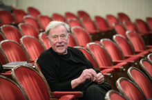 Umrl gledališki velikan Claus Peymann