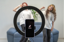 Gegen chinesische Plattformen: Datenschützer um Max Schrems legen Beschwerde gegen TikTok & Co ein