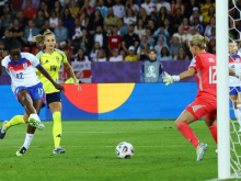 Italijanke v polfinale z golom v 90. minuti, Angležinje v sedmi seriji 11-metrovk