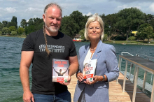 Verteidigungsministerin empfiehlt neues Buch von Markus Schimpl