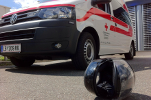 Unfall auf der B 57: Biker (68) krachte in Auto: In Acker geschleudert
