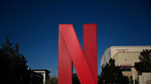 Rincari e pubblicità gonfiano i ricavi di Netflix. Il titolo vale più delle rivali messe insieme