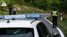 Mladić u Ozlju uletio u dvorište i udario stablo, imao 3 promila