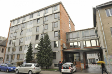 Začetek sojenja za poskus uboja v azilnem domu − obtoženi Alžirec zavrača krivdo