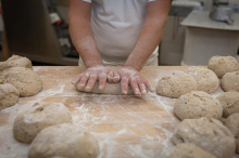 Mit Kamera überführt: Bäckerei-Mitarbeiter sollen in großem Stil in die Kassa gegriffen haben 