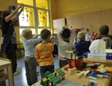 Inštitut 8. marec na vlado naslovil pobudo za brezplačno počitniško varstvo otrok