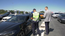 Agencija za bezbednost saobraćaja apeluje na vozače da poštuju propise, ali i da voze odmorni! Granični prelazi u gužvi, a putnicima se savetuje da prave pauze!
