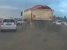 Drivers blinded after trunk dumps wall of cement on Tonkin Highway, WA