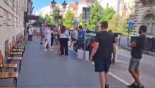 BLOKADERI PONOVO MALTRETIRAJU STUDENTE KOJI POLAŽU ISPIT: 20-ak dokonih se okupilo ispred Ekonomske škole u Novom Sadu, spremili performans