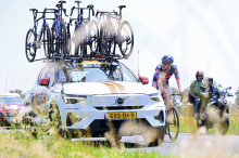 Tour de France: Zuschauer wird von Teamauto angefahren 