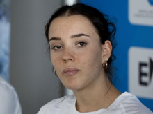 Rosa Rekar do šestega mesta, prvenec Annie Sanders
