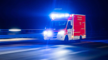 Polizei sucht Zeugen: Auto kracht gegen Baum - 83-Jähriger stirbt