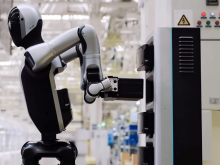 Kitajski robot Walker S2 zamenja baterijo kar sam