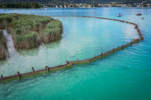 Skurrile Maßnahme: Schwimmende Zäune als „Wellenbrecher“ im Wörthersee