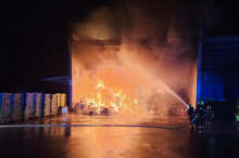Feuerschein weithin sichtbar: Großbrand auf Müllhalde in Villach