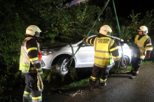 Auto stürzt in Spielberg in Bach – Lenkerin befreit sich selbst