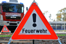 Sattelzug kippte um und ein Pkw landete im Straßengraben