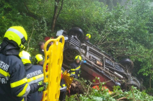 Pick-up stürzte auf nassem Feldweg 200 Meter tief ab
