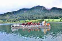 Am Weißensee: Trachtenkapelle ging für besonderes Konzert schwimmen  