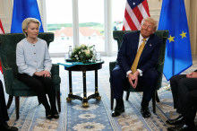 Sklenjen dogovor EU-ZDA o 15-odstotnih ameriških carinah na uvoz evropskega blaga, tudi avtomobilov