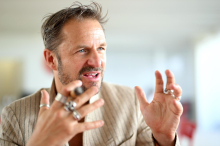 Philipp Hochmair über Reichtum und Magic-Mushroom-Therapie. 