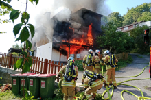 Graz: Holzhaus gerät in Flammen: Dramatische Bilder am Fürstenstandweg  