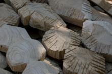 Razpadajoči slavolok in sodobni totem o nepotešeni požrešnosti: nove skulpture na Forma vivi
