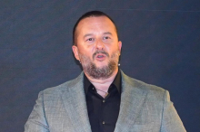 VREME JE DA SE VRATI NA TAKSI Wannabe komičar dobio otkaz, ni ovog puta ništa nije shvatio: Nisi oštar komentator i satiričar, dobar si samo za prostačke viceve