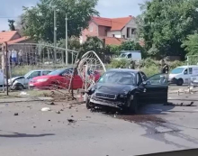 UHAPŠENI SEDI S LISICAMA, HAUBA OTVORENA, A 50 METARA DALJE USLEDIO OPŠTI HAOS: Šta se dogodilo na Altini? Delovi auta rasuti po putu, probijena ograda (FOTO)