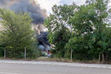POŽAR U ZEMUNU: Crni dim kulja na sve strane, vatrogasci na terenu (foto)