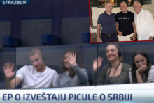 MAŠU I TAPŠU ZLOČINCIMA: Simpatizer srpskih blokadera pozira sa čovekom koji je ubijao i proterivao Srbe (foto)