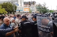 BLOKADERI NAPRAVILI HAOS U ZAJEČARU PRED KONSTITUTIVNU SEDNICU SKUPŠTINE: Napali policiju, gađali ih jajima! SRAMOTA