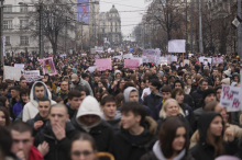 Vučić pomilostil žensko, ki je z avtomobilom zapeljala v množico protestnikov