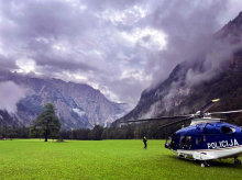 Policijski helikopter je v torek z gorenjskih gora prepeljal kar šest poškodovanih planincev