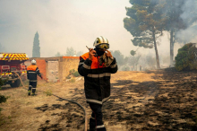 Na jugu Francije se več kot 2000 gasilcev bojuje z največjim požarom v državi v zadnjih 80 letih