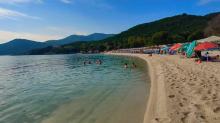 Srbi šokirani prizorom u ovom mestu u Grčkoj! Zanemeli kad su videli plažu, a tek vodu, žestoko opleli po Grcima FOTO